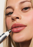 Lip Dew Butter Balm - Clear, på läpparna