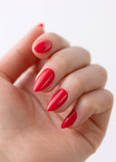 Ruby Red, Medium Almond, buren på handen